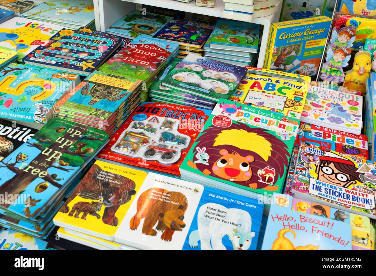 Visualizzazione di libri per bambini su un tavolo del negozio. Foto Stock