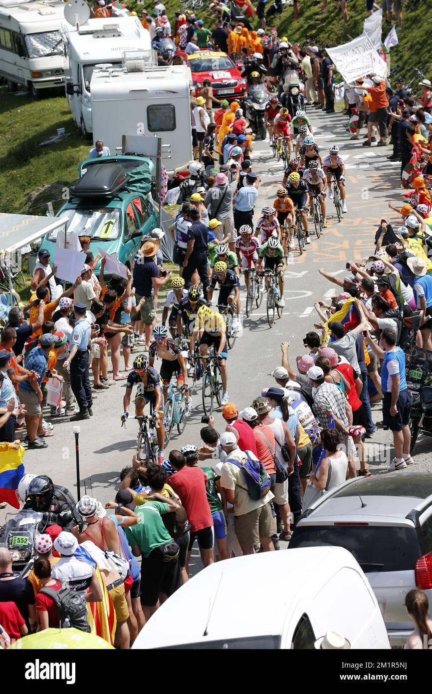 Illustrazione del pacco di piloti durante la nona tappa della 100th edizione della gara ciclistica Tour de France, 165km da Saint-Girons a Bagneres-de-Bigorre, Francia, domenica 07 luglio 2013. Foto Stock