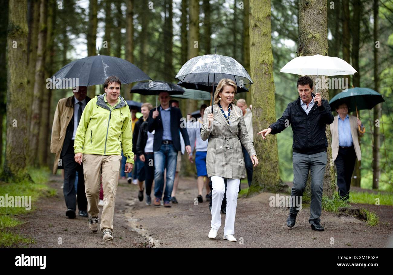 Questa foto mostra la principessa Mathilde del Belgio, la futura regina belga, durante una visita regale al campo giovanile 'Puur Avontuur' (pure Adventure - Aventure pure) nel dominio di Massembre a Heer-sur-Meuse (Belgio), organizzato da Kazou , mercoledì 03 luglio 2013. Foto Stock