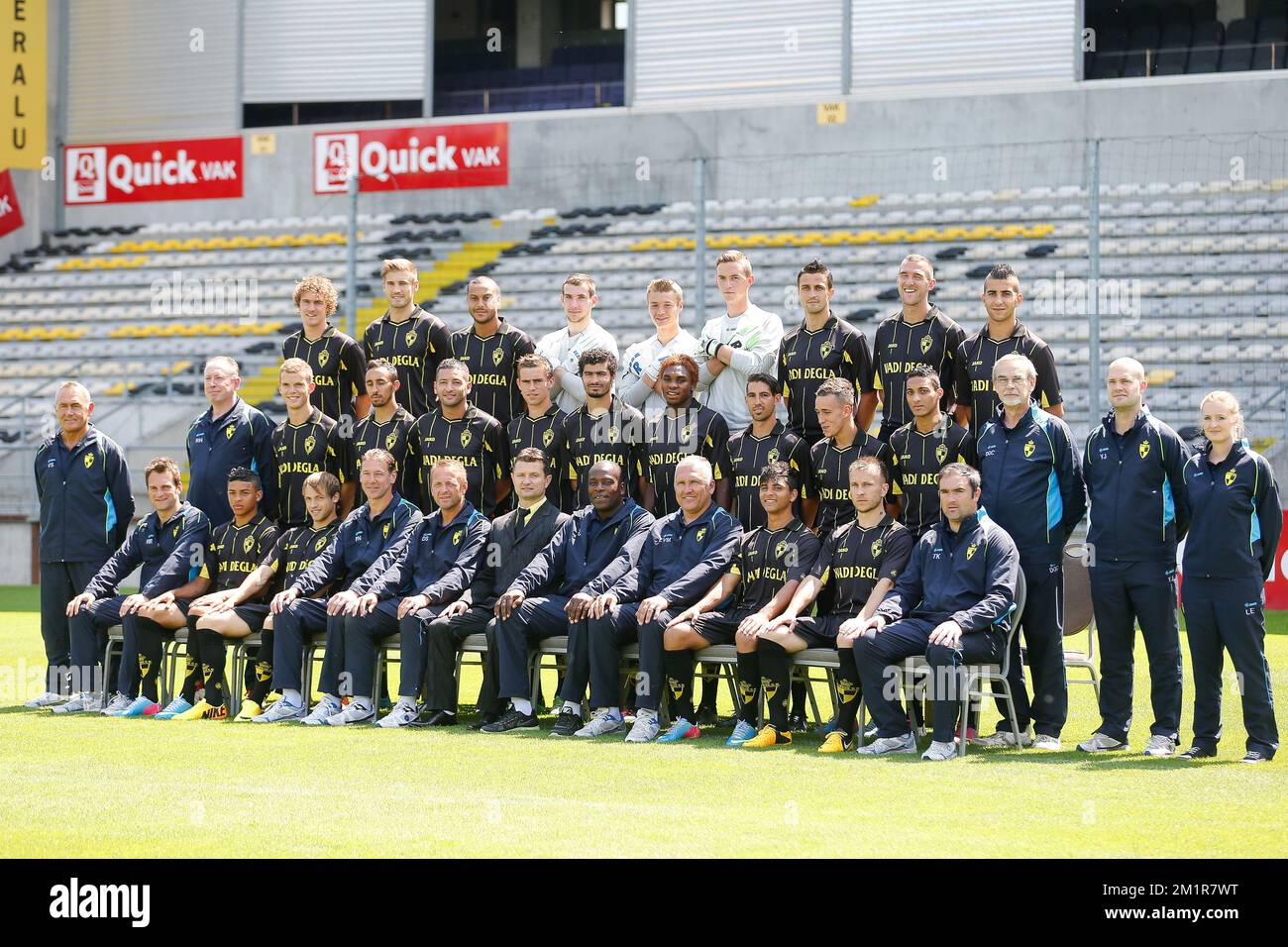 1st fila, Arjan Swinkels di Lierse, Frederic Frans di Lierse, Ahmed Samir Farag di Lierse, Verheyen, Pauwels, portiere di Lierse Nathan Goris, Kostadin Hazurov di Lierse, Benjamin Lambot di Lierse, lente Annab di Lierse, 2nd fila, Valere, Robert, Geoffray Heiremans, Rachid Farssi, Rachid Bourabia di Lierse, Thomas Wils di Lierse, Karim Saidi di Lierse, Dolly Menga di Lierse, Hernan Losada, Julien Vercauteren di Lierse, Hussein Yasser di Lierse, membro del personale, membro del personale, 3rd fila, membro del personale, Wanderson, Jimmy De Jonghe, allenatore di portiere di Lierse Patrick NYS, allenatore di assistente di Lierse Daniel Simmes, Lierse' Foto Stock