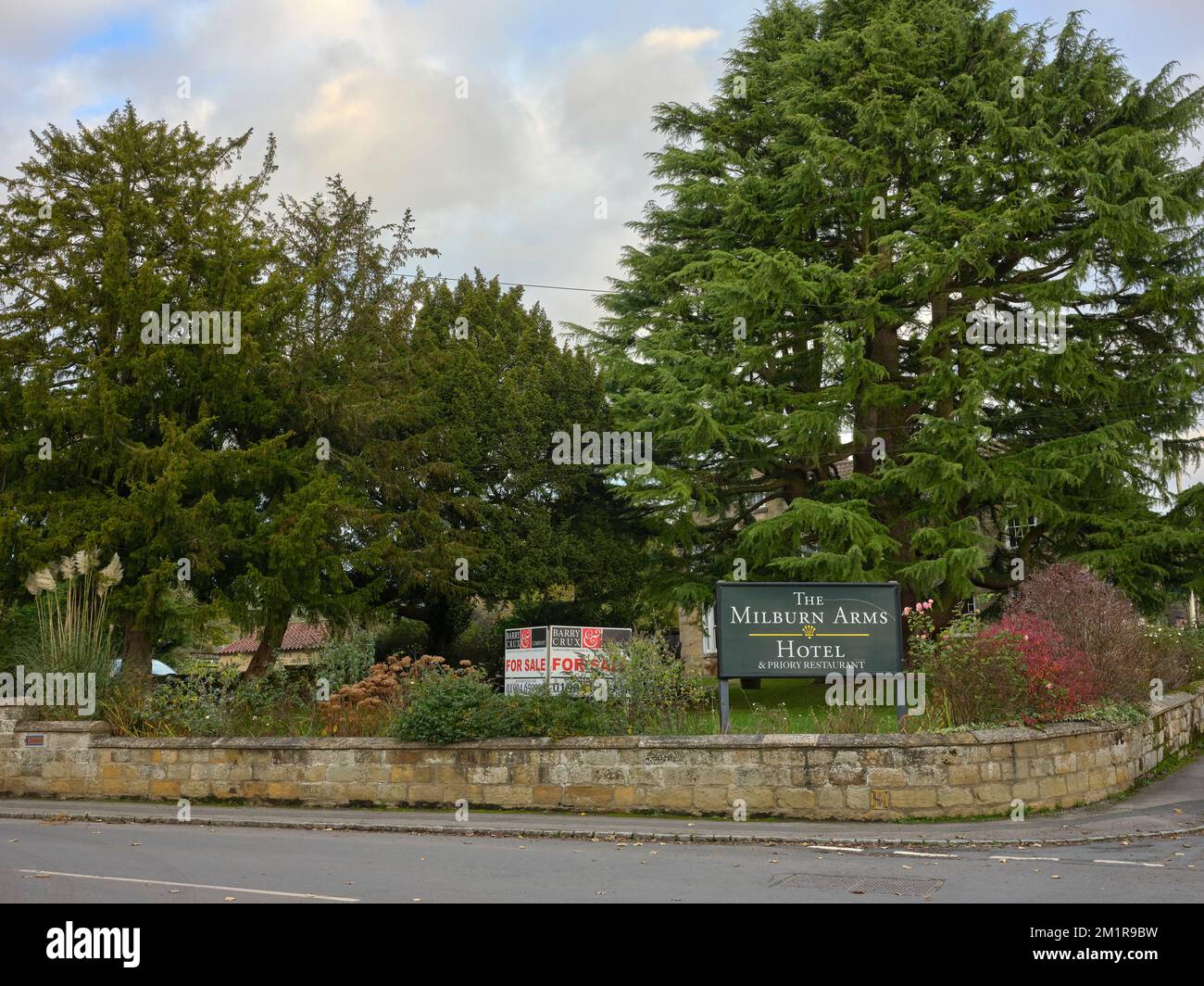 Centro del villaggio attraversare le strade con un avviso 'in vendita' sul Milburn Arms Hotel. Rosedale Abbey. North Yorkshire Foto Stock