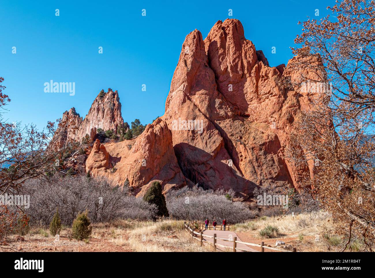 La bellezza del Giardino degli dei a Colorado Springs, Colorado, è goduta da alcuni escursionisti. Foto Stock