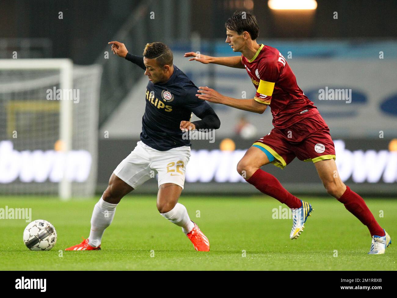 Memphis Depay di PSV e Davy De Fauw di Essevee combattono per la palla durante il ritorno del terzo turno di qualificazione della Champions League tra la squadra belga di calcio della prima divisione Zulte Waregem e la squadra olandese di calcio PSV Eindhoven allo stadio Constant Vanden Stock di Bruxelles, Mercoledì 07 agosto 2013. Foto Stock