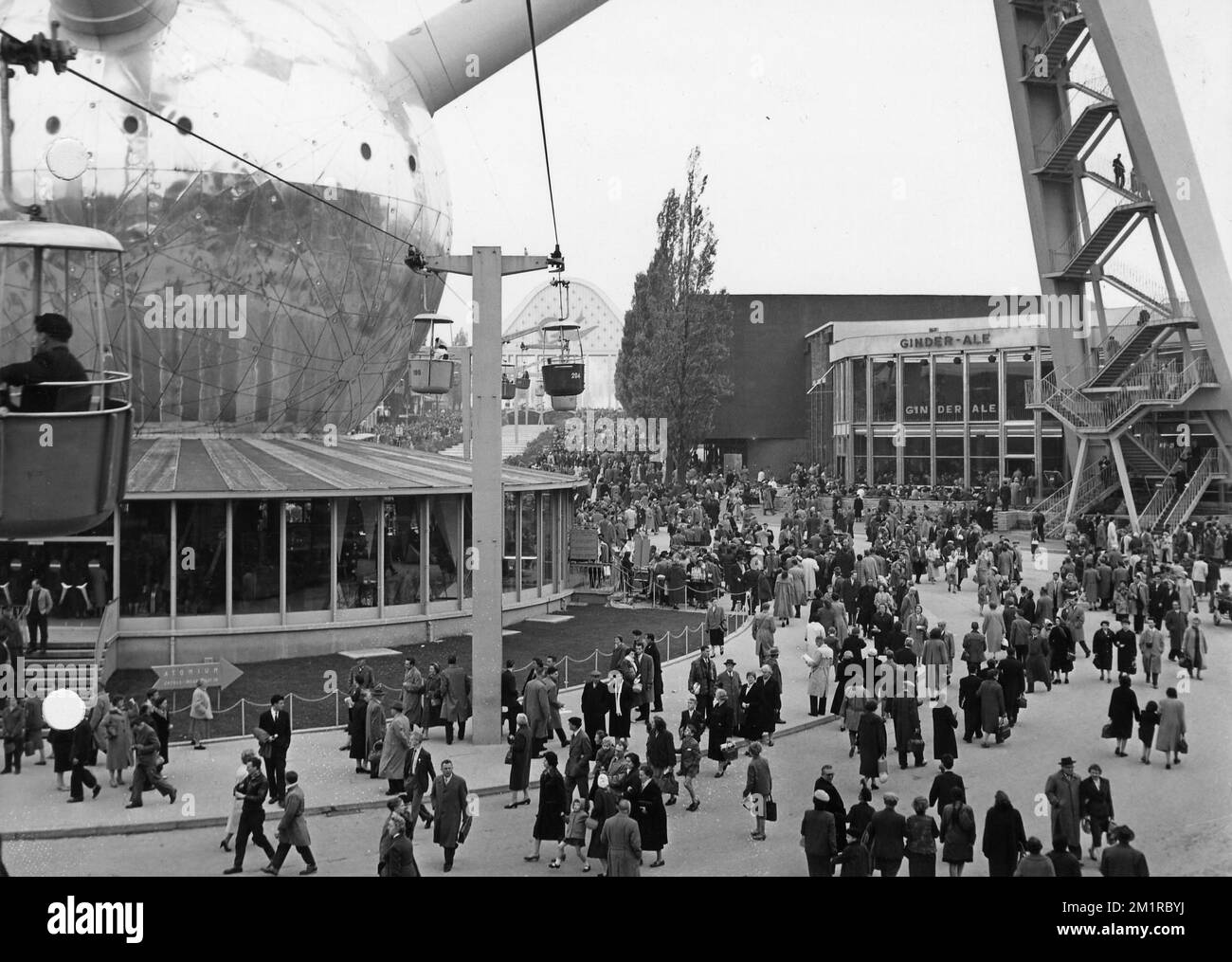 Visitatori all'ultimo giorno dell'Expo 58. Expo 58, nota anche come Fiera mondiale di Bruxelles, si è tenuta dal 17 aprile al 19 ottobre 1958. Fu la prima grande fiera mondiale dopo la seconda guerra mondiale Foto Stock