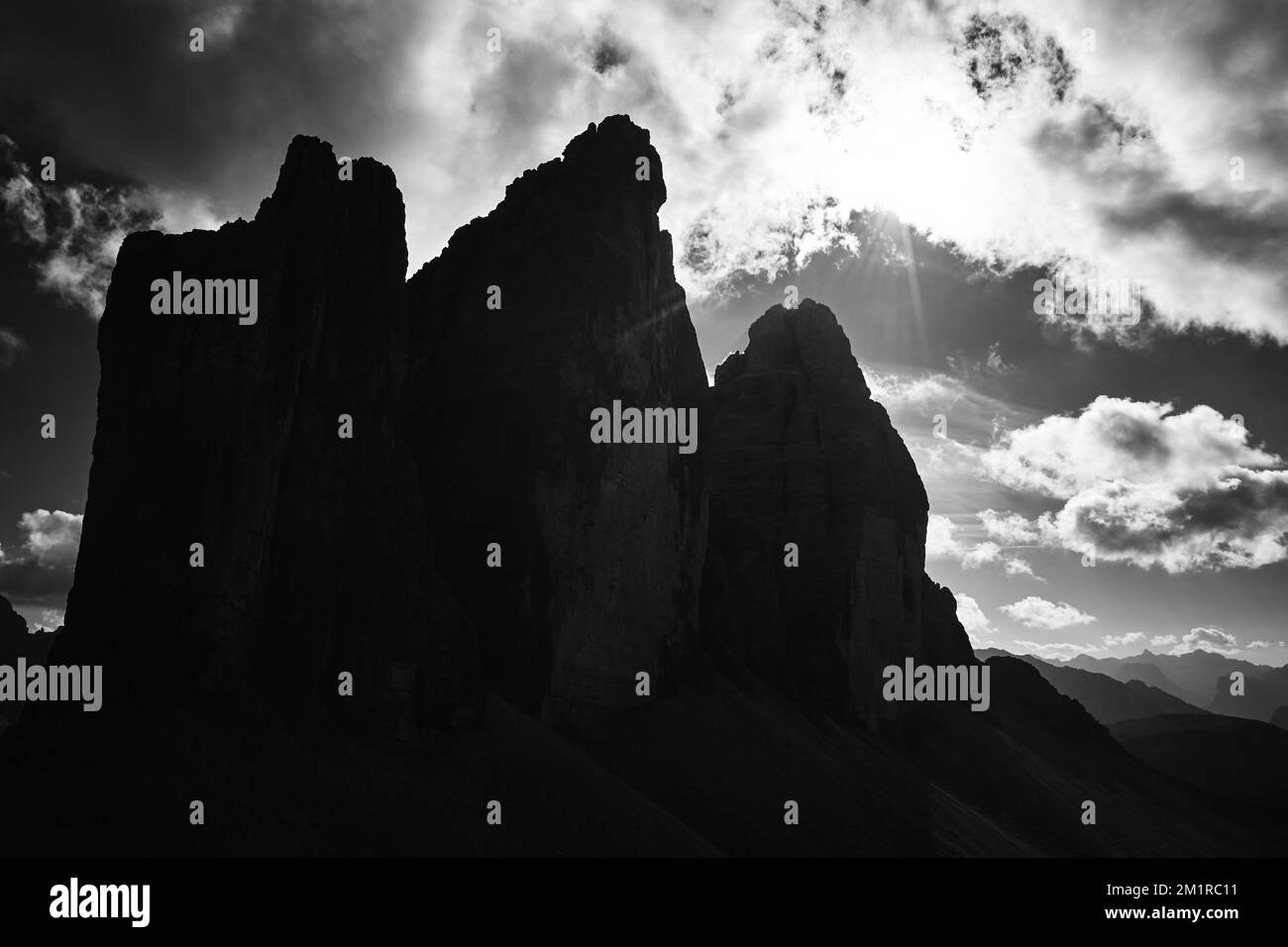 Paesaggio montano con nuvole in tre cime Parco Naturale nelle Alpi dolomitiche italiane, Dolomiti di Sesto in Alto Adige Foto Stock