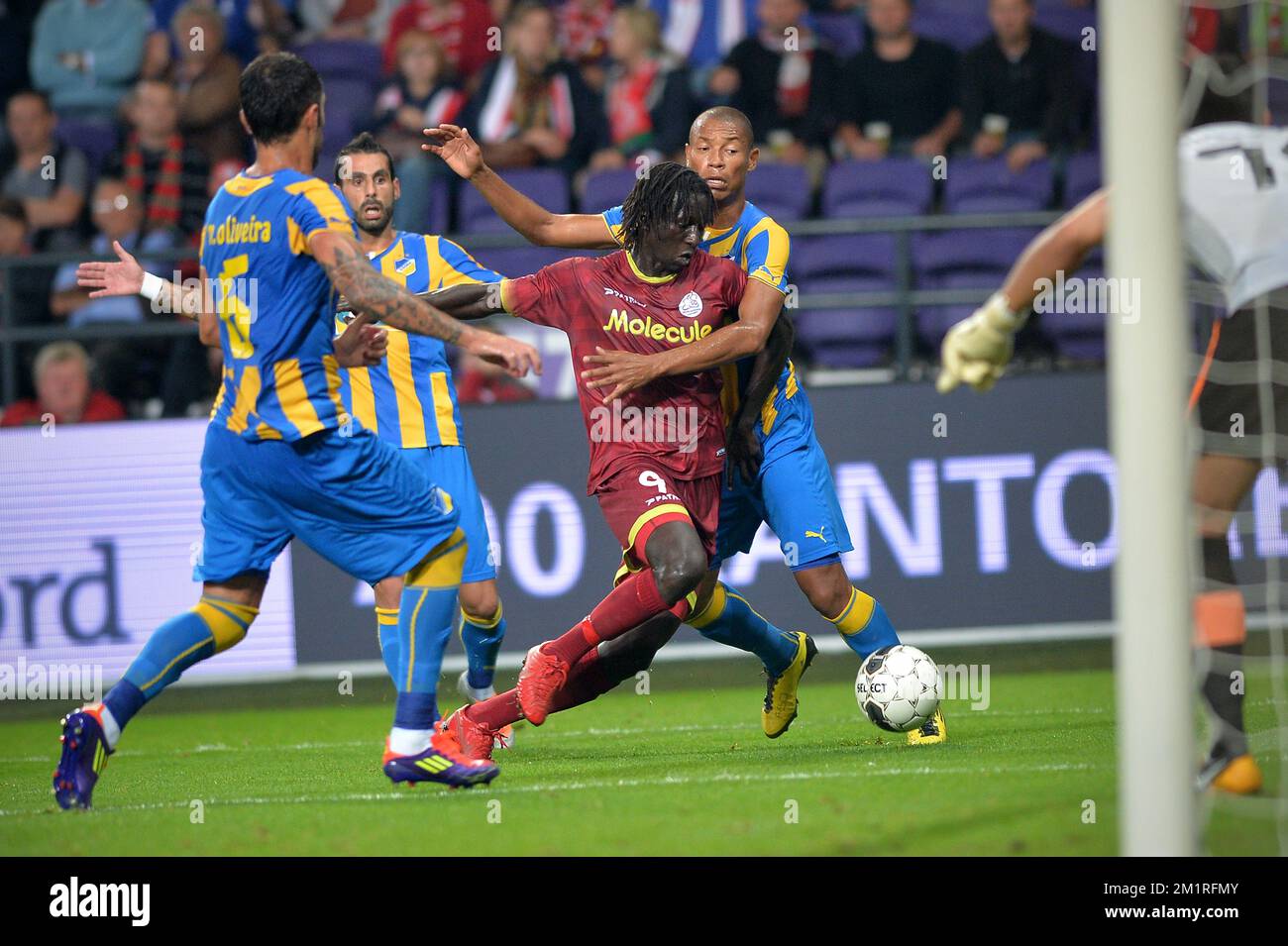 Mbaye Leye di Essevee in azione durante la prima tappa del Play-off tra la squadra di calcio belga Zulte Waregem e la squadra di calcio cipriota Apoel FC nell'ambito del concorso UEFA Europa League nello stadio Anderlecht, giovedì 22 agosto 2013. Zulte gioca nello stadio Anderlecht perché il loro stadio non è adatto alla competizione europea. FOTO DI BELGA DAVID STOCKMAN Foto Stock