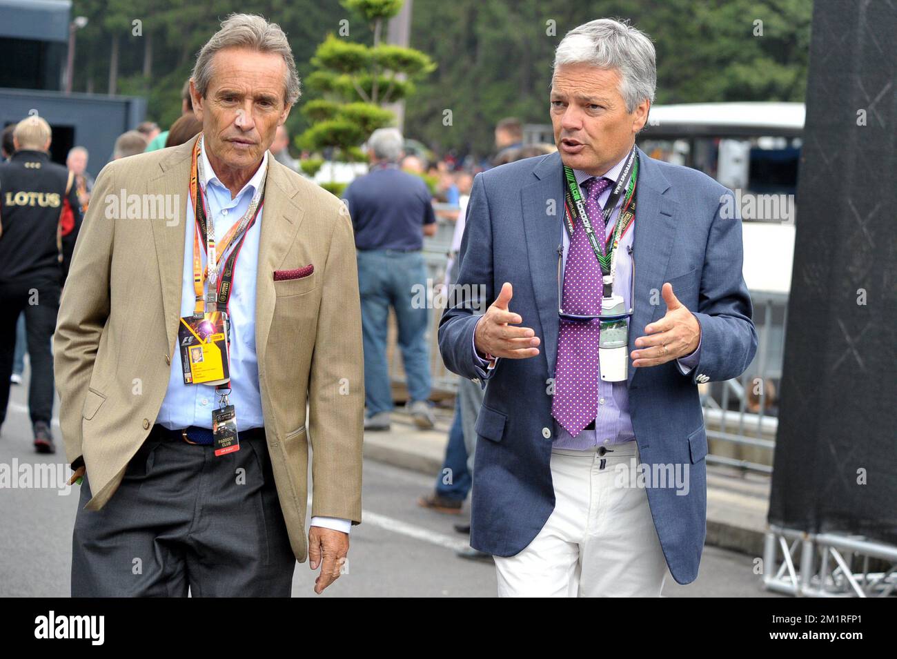 L'ex pilota belga di Formula 1 Jacky Ickx e il ministro degli Esteri Didier Reynders hanno illustrato prima del Gran Premio del Belgio F1, a Spa-Francorchamps, domenica 25 agosto 2013. Il Gran Premio di Formula uno di Spa-Francorchamps si svolge questo fine settimana, dal 23 agosto al 25 agosto. FOTO DI BELGA ERIC LALMAND Foto Stock