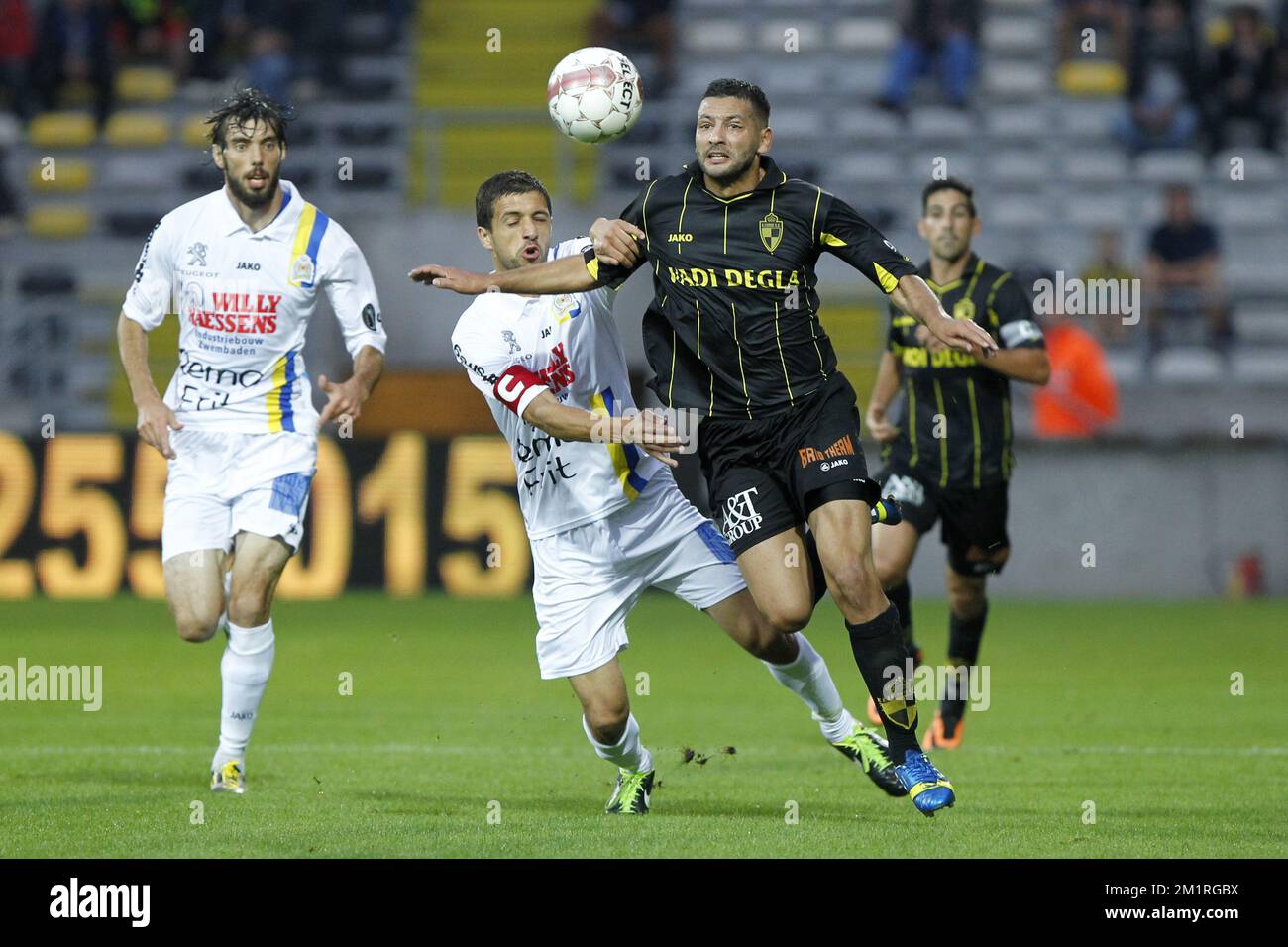 Karim Belhocine di Waasland-Beveren e Ahmed Samir Farag di Lierse, nella foto, durante la partita della Jupiler Pro League tra Lierse SK e Waasland-Beveren, a Lier, sabato 24 agosto 2013, il giorno 5 del campionato di calcio belga. Foto Stock