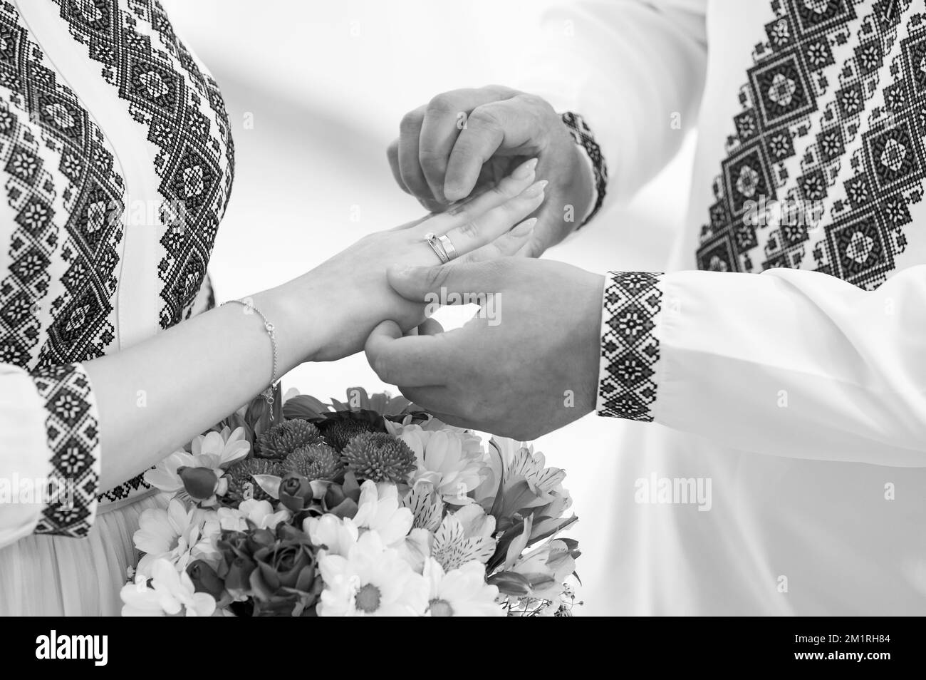 Cerimonia nuziale, scambio di anelli di coppia giovane il giorno di nozze,  primo piano delle mani, foto in bianco e nero Foto stock - Alamy