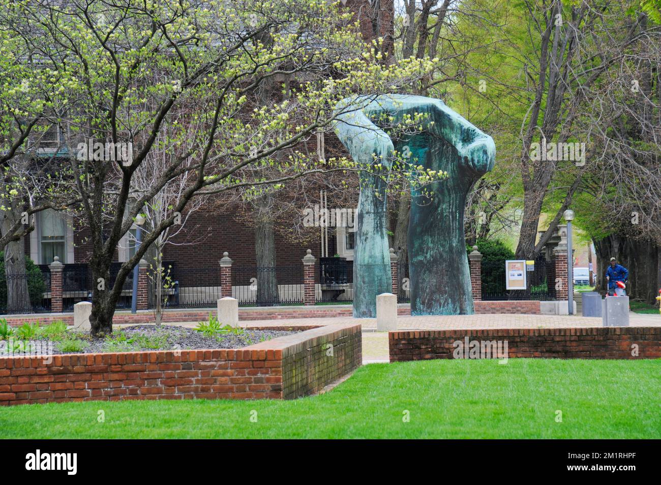Scultura Henry Moore, Large Arch, all'esterno della Cleo Rogers Memorial Library di Columbus, Indiana Foto Stock