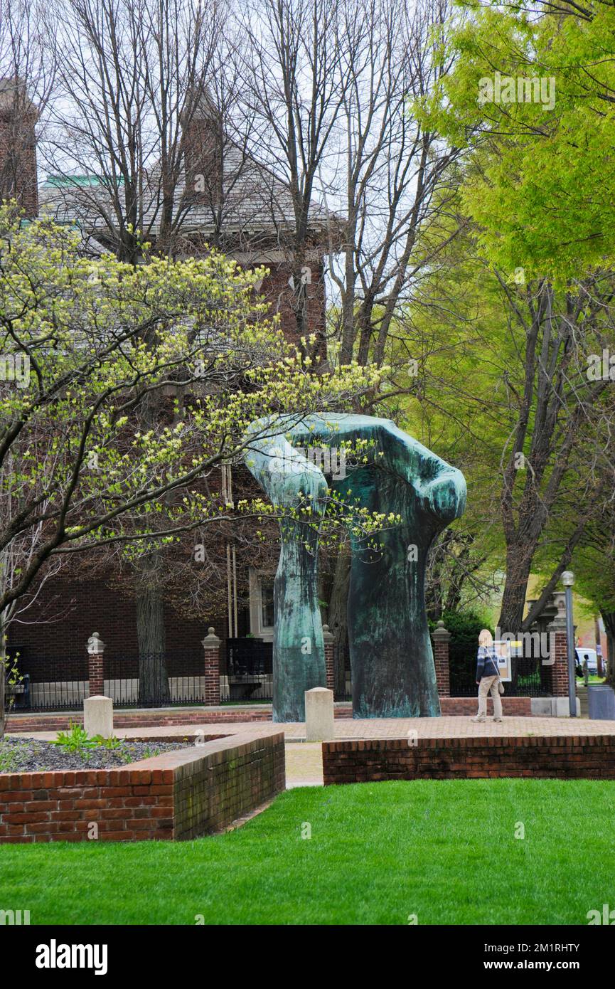 Scultura Henry Moore, Large Arch, all'esterno della Cleo Rogers Memorial Library di Columbus, Indiana Foto Stock