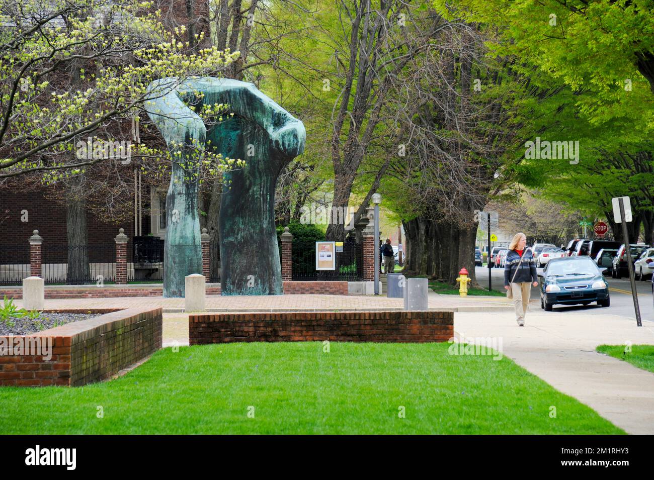 Scultura Henry Moore, Large Arch, all'esterno della Cleo Rogers Memorial Library di Columbus, Indiana Foto Stock