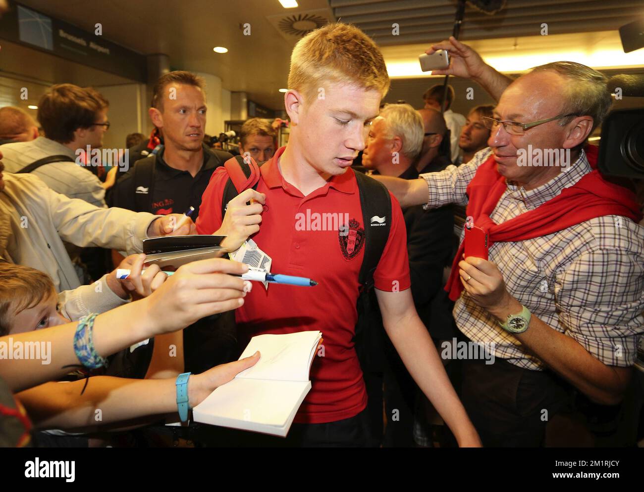 20130907 - Zaventem, BELGIO: Il belga Kevin De Bruyne ha raffigurato durante l'arrivo dei Red Devils all'aeroporto di Bruxelles a Zaventem, sabato 07 settembre 2013, dopo la partita di qualificazione di ieri per la Coppa del mondo FIFA 2014 tra la nazionale belga di calcio Red Devils e la Scozia. Il Belgio ha vinto 0-2. FOTO DI BELGA NICOLAS MAETERLINCK Foto Stock