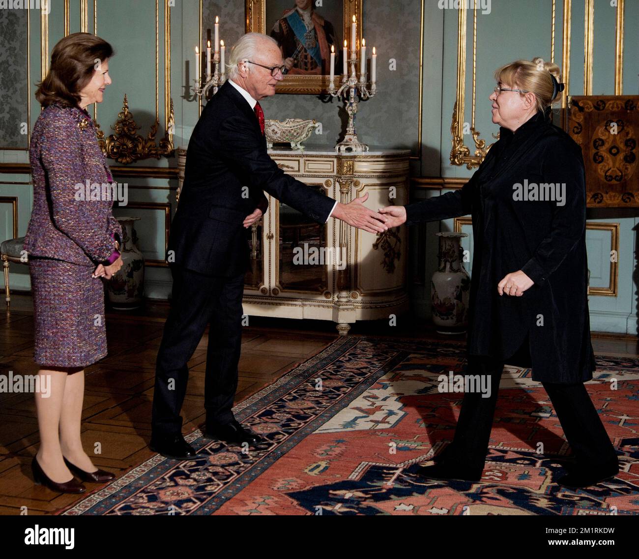 Re Carl Gustaf e la regina Silvia con il premio Nobel per la pace Elena Zhemkova dal Memorial in Russia al Palazzo reale di Stoccolma, Svezia Foto Stock