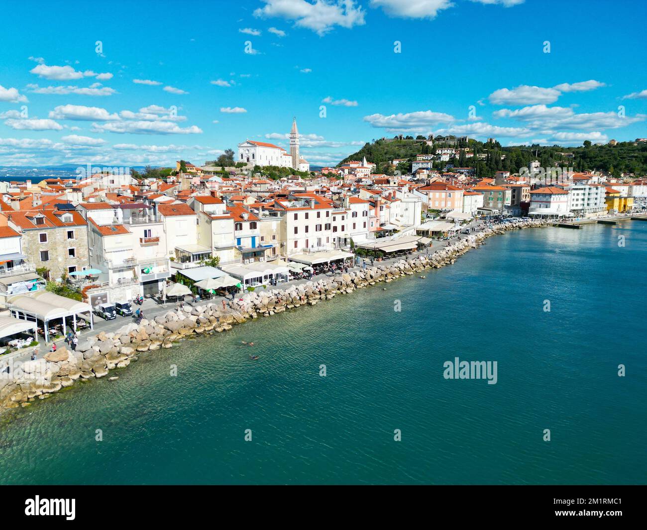 Lungomare Pirano città in Slovenia in giornata di sole drone vista aerea Foto Stock