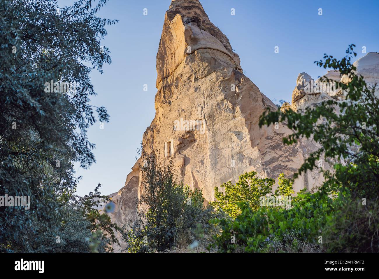 Splendida vista sulle montagne della Cappadocia e le case delle grotte. Turchia Foto Stock