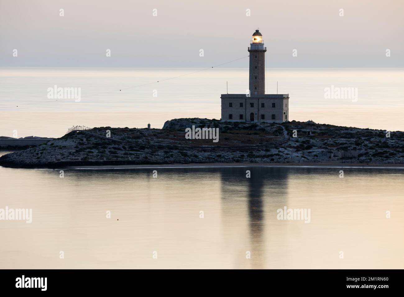 Faro di Vieste all'alba, Vieste, Provincia di Foggia, Puglia, Italia, Europa Foto Stock