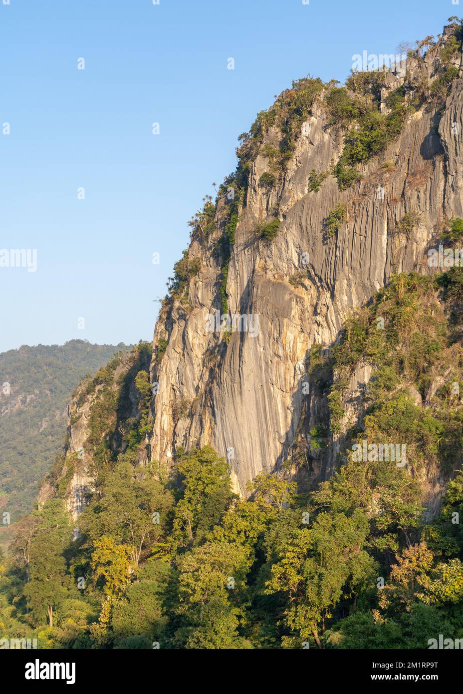 Panorama autunno mattina vista paesaggio di calcare o montagna carsica e vegetazione tropicale nella bella campagna di Chiang Dao, Chiang mai, Thailandia Foto Stock
