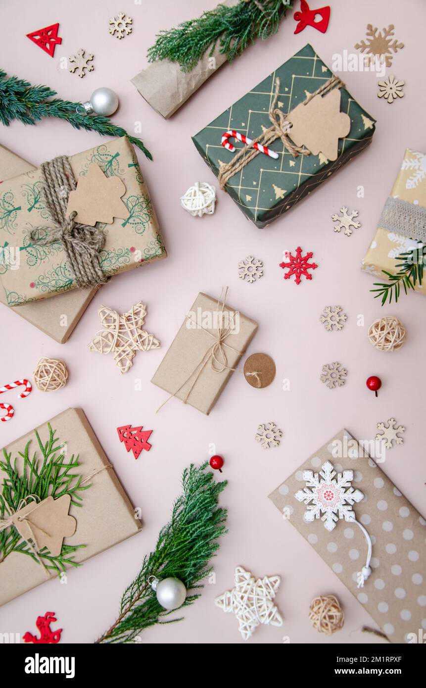 Composizione di Natale ecologica con scatole regalo in carta riutilizzabile artigianale e decorazioni naturali su sfondo bianco vista dall'alto. Nessun spreco ambientale Foto Stock