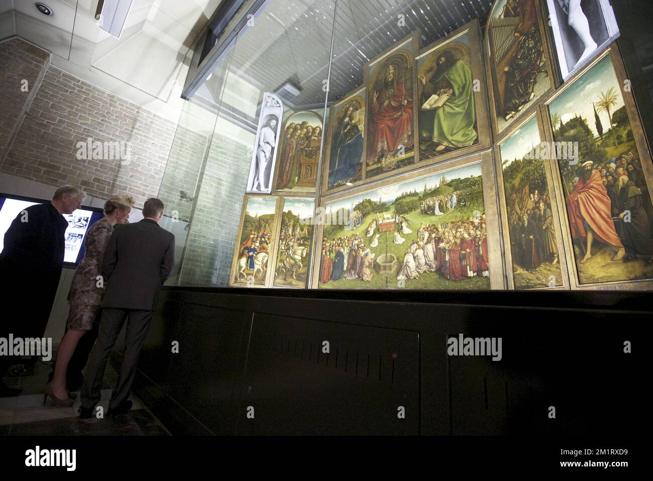 Luc Van Looy, re Filippo - Filip del Belgio e la regina Mathilde del Belgio visitano il 'De aanbidding van het Lam Gods' (1432) (l'Agnello Mistico - l'Agneau Mystique) di Jan e Hubert van Eyck dipinto nel Sint-Baafskathedraal (Cattedrale di Saint-Bavon - Cattedrale di San Bavo) Durante il 'ingresso gioioso - Blijde Intrede - Joyeuse Entree' di re Filippo - Filip e della regina Mathilde per presentarsi al pubblico nelle diverse capitali provinciali, oggi a Gent, mercoledì 16 ottobre 2013. Fiandre Orientali è l'ottava provincia visitata dalla coppia reale. Foto Stock