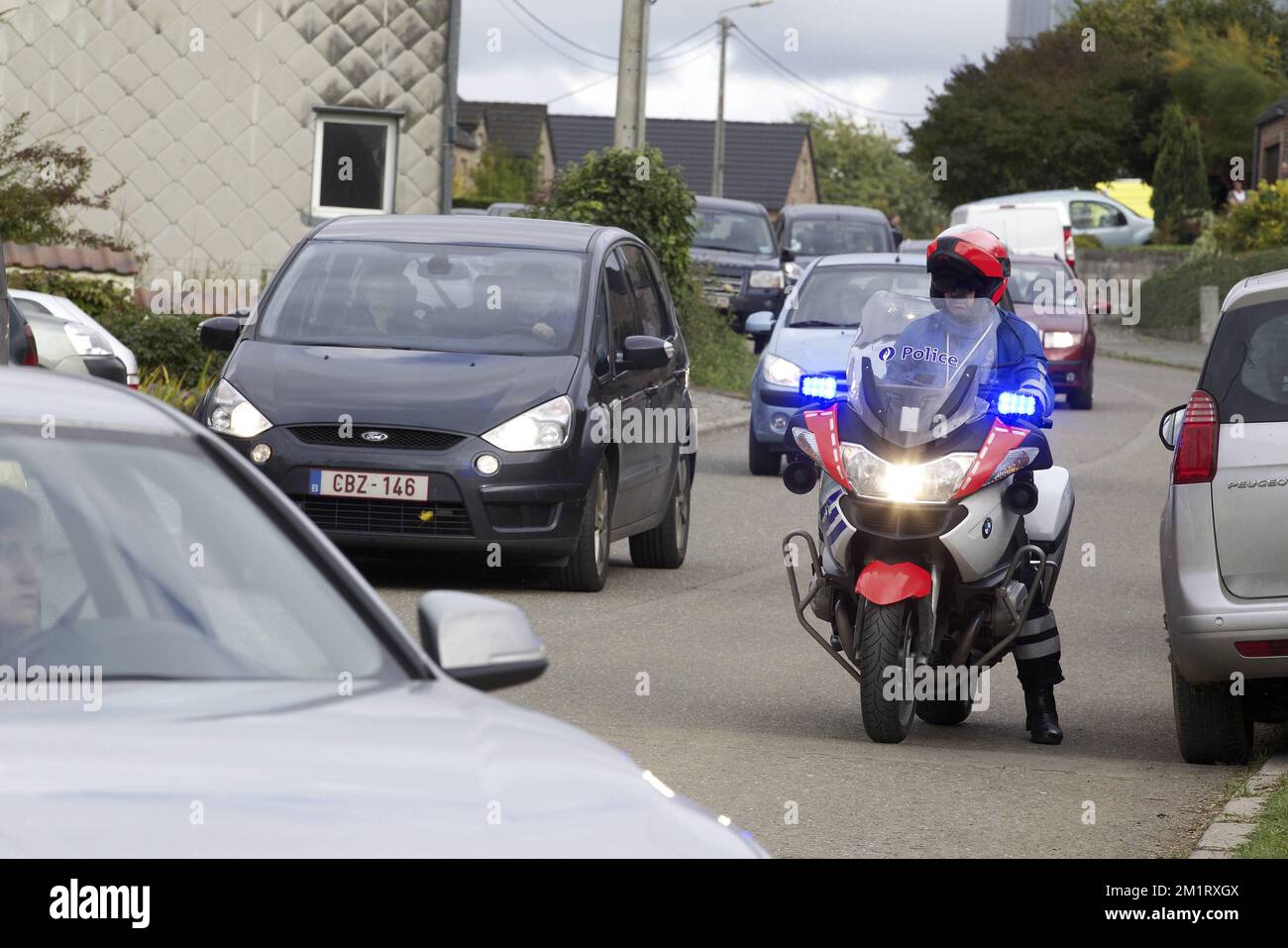 20131020 - GELBRESSEE, BELGIO: Scorta della polizia prima di una visita del sito dell'incidente da parte delle famiglie delle vittime il giorno dopo l'incidente aereo a Gelbrestee, provincia di Namur, domenica 20 ottobre 2013. L'aereo Pilatus Porter con dieci paracadutisti a bordo aveva decollato dal campo d'aviazione di Temploux e perso un'ala prima che si schiantasse. Tutti e dieci i passeggeri e il pilota sono morti nel crash. FOTO DI BELGA NICOLAS MAETERLINCK Foto Stock