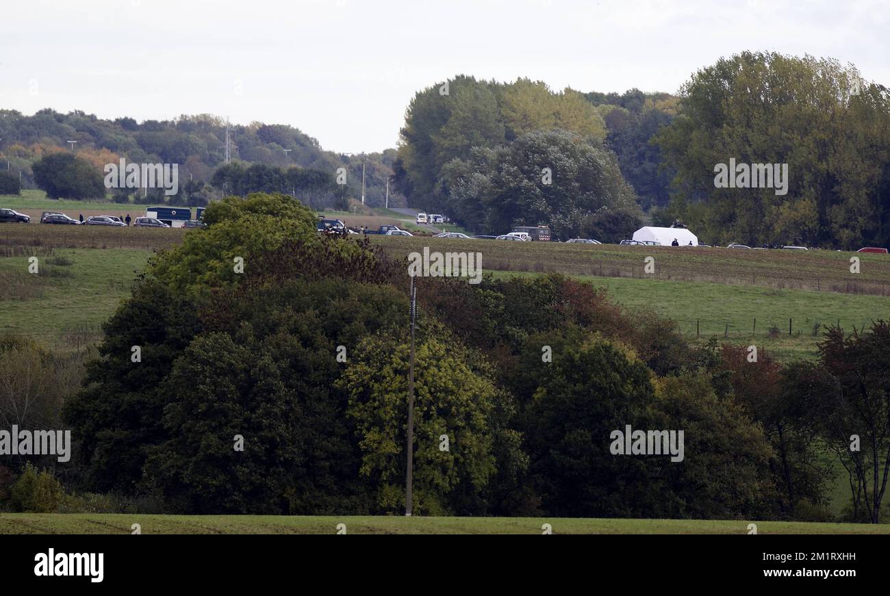 20131020 - GELBRESSEE, BELGIO: L'immagine mostra le auto dei parenti delle vittime sul luogo dell'incidente il giorno dopo l'incidente aereo a Gelbrestee, nella provincia di Namur, domenica 20 ottobre 2013. L'aereo Pilatus Porter con dieci paracadutisti a bordo aveva decollato dal campo d'aviazione di Temploux e perso un'ala prima che si schiantasse. Tutti e dieci i passeggeri e il pilota sono morti nel crash. FOTO DI BELGA NICOLAS MAETERLINCK Foto Stock