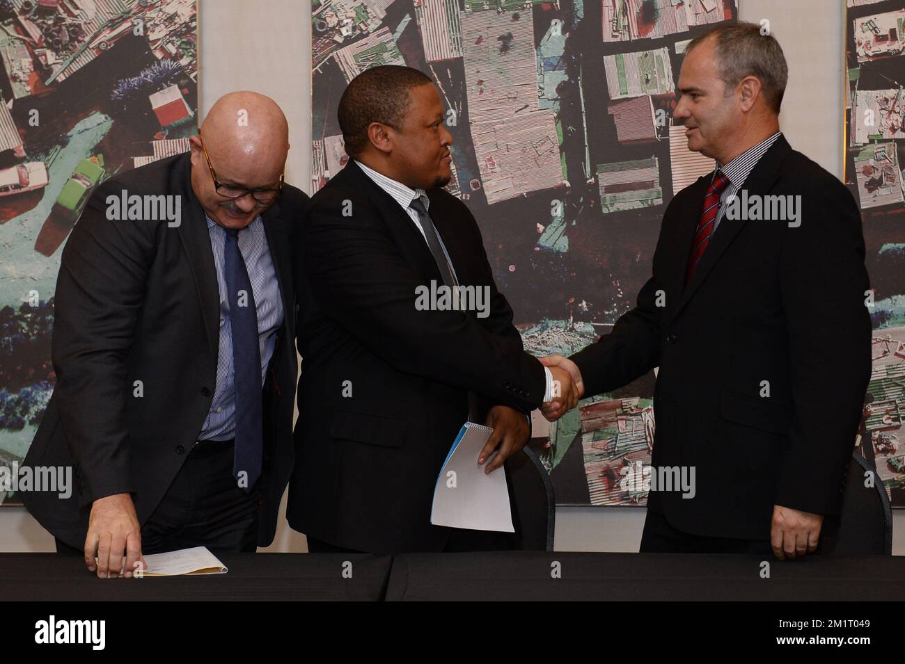 20131023 - JOHANNESBURG, SUDAFRICA : cerimonia di firma tra Westinghouse Electric Company e Sebata Nuclear, a Johannesburg, Sudafrica Mercoledì 23 ottobre 2013. La principessa Astrid è in missione economica per sette giorni in Angola e Sud Africa, è la prima missione guidata dalla principessa Astrid da quando suo fratello Philippe è re. FOTO DI BELGA DIRK WAEM Foto Stock