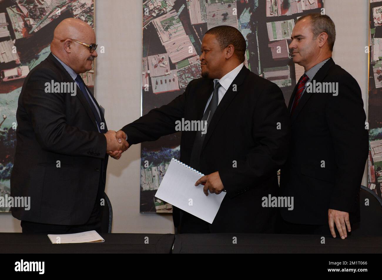 20131023 - JOHANNESBURG, SUDAFRICA : cerimonia di firma tra Westinghouse Electric Company e Sebata Nuclear, a Johannesburg, Sudafrica Mercoledì 23 ottobre 2013. La principessa Astrid è in missione economica per sette giorni in Angola e Sud Africa, è la prima missione guidata dalla principessa Astrid da quando suo fratello Philippe è re. FOTO DI BELGA DIRK WAEM Foto Stock