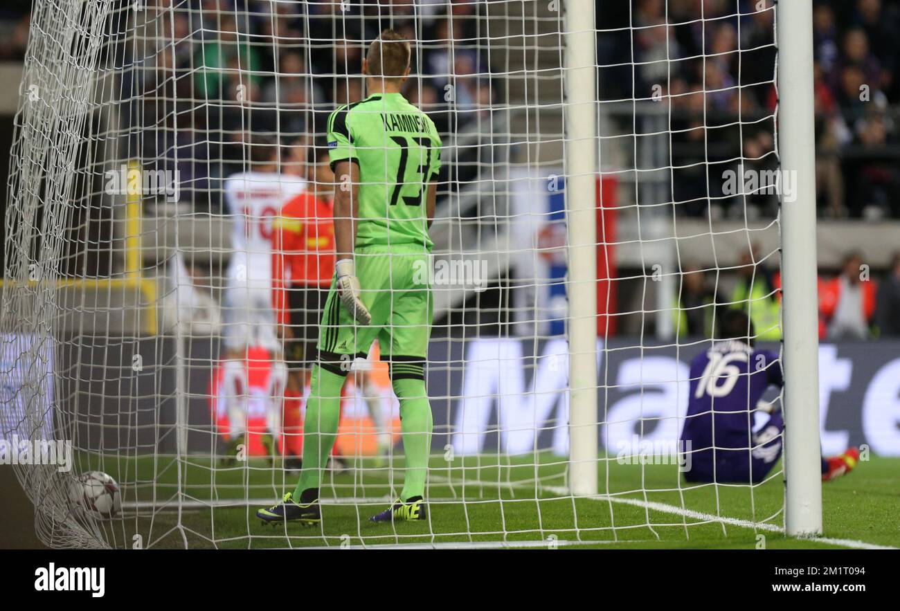 20131023 - BRUXELLES, BELGIO: Thomas Kaminski, portiere di Anderlecht, sembra calato durante una partita di calcio tra la squadra belga RSC Anderlecht e la squadra francese PSG (Paris Saint-Germain), la terza partita del Gruppo C della Champions League Group, mercoledì 23 ottobre 2013 a Bruxelles. BELGA PHOTO VIRGINIE LEFOUR Foto Stock