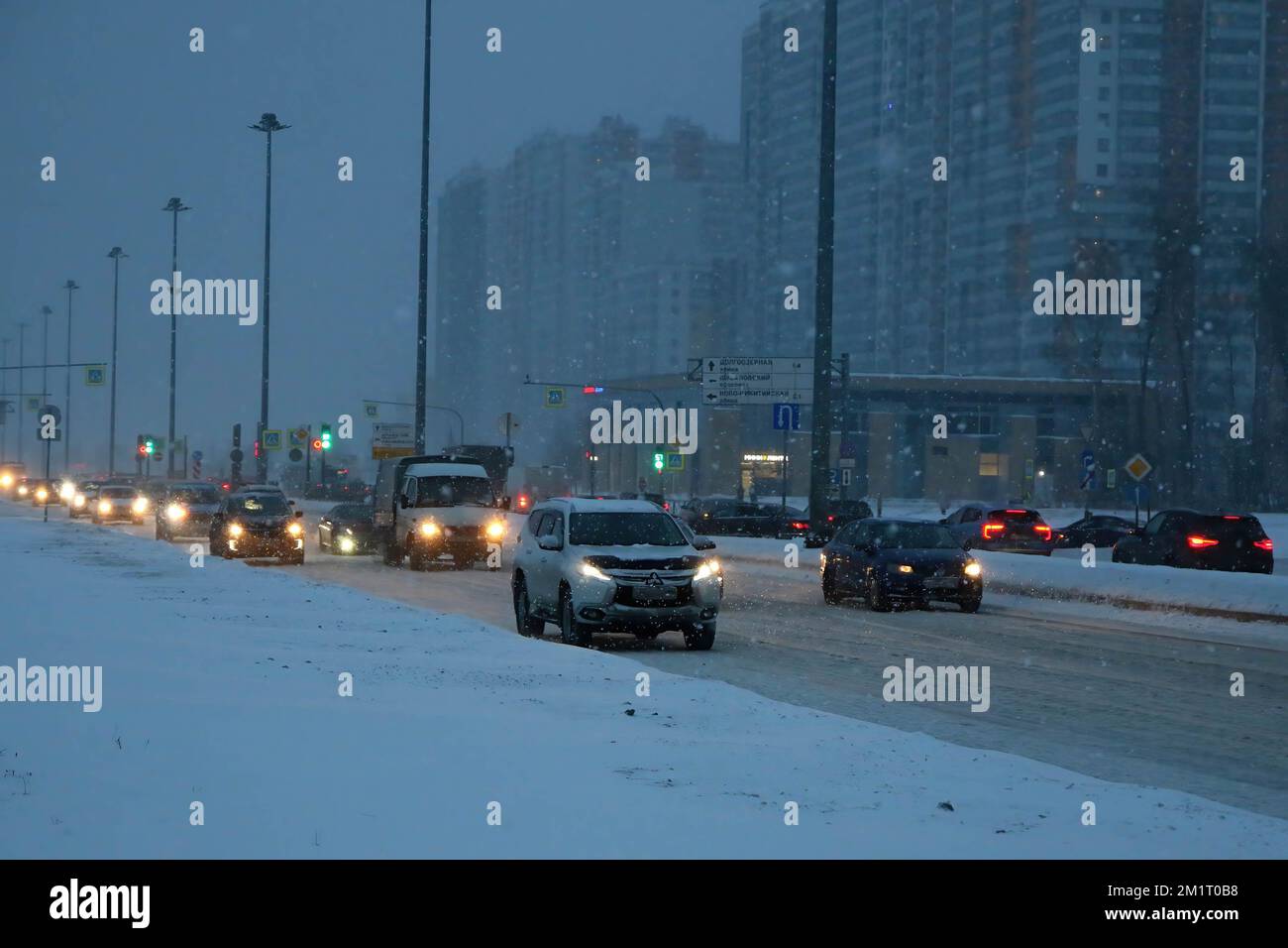 San Pietroburgo, Russia. 12th Dec, 2022. Le auto guidano sulla strada durante una forte nevicata e Blizzard portato dal ciclone Birgit a St. Pietroburgo. (Foto di Konstantinov/SOPA Image/Sipa USA) Credit: Sipa USA/Alamy Live News Foto Stock