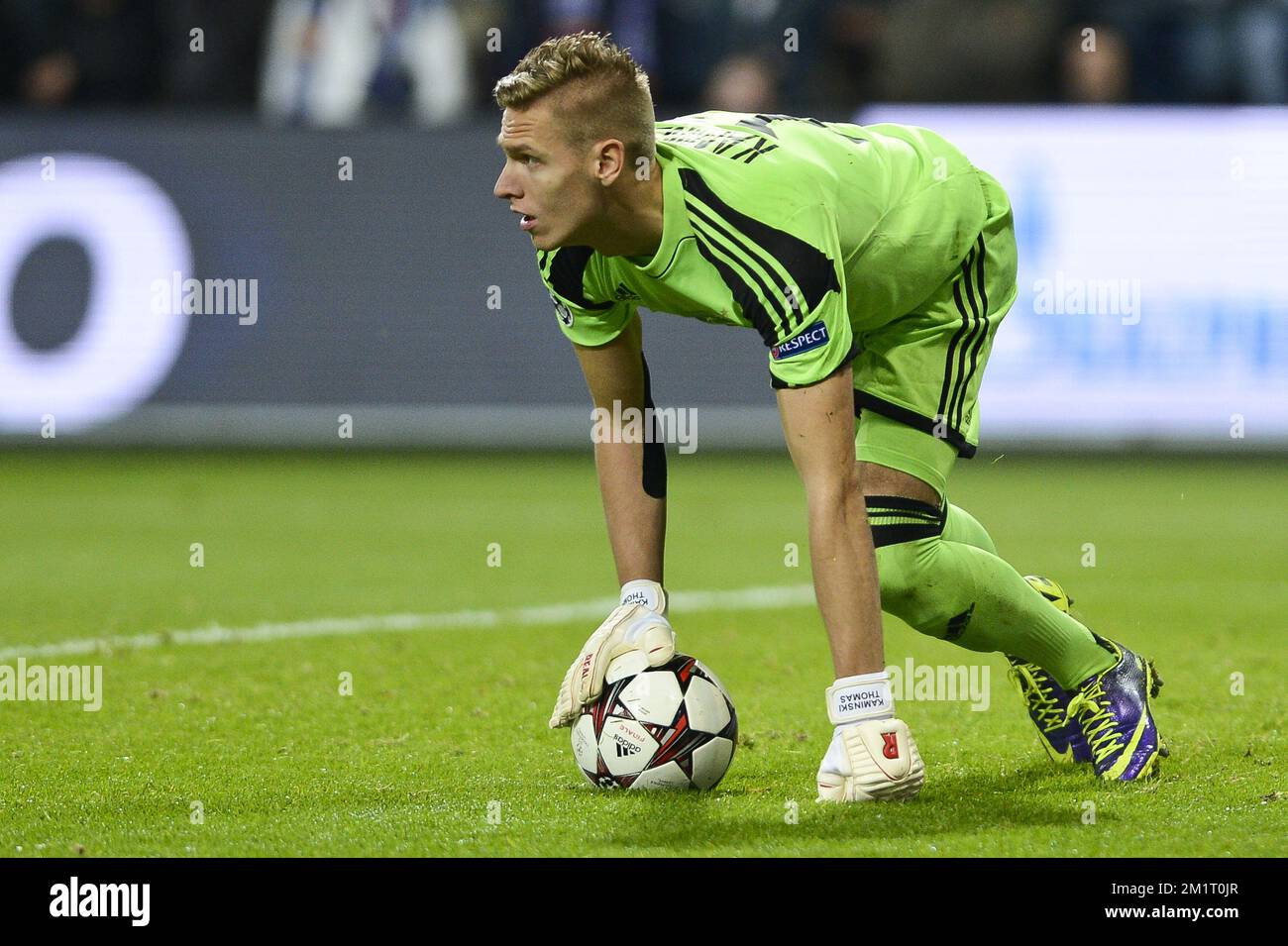 20131023 - BRUXELLES, BELGIO: Il portiere di Anderlecht Thomas Kaminski ferma la palla durante una partita di calcio tra la squadra belga RSC Anderlecht e la squadra francese PSG (Paris Saint-Germain), la terza partita del Gruppo C della Champions League Group, mercoledì 23 ottobre 2013 a Bruxelles. FOTO DI BELGA LAURIE DIEFFEMBACQ Foto Stock