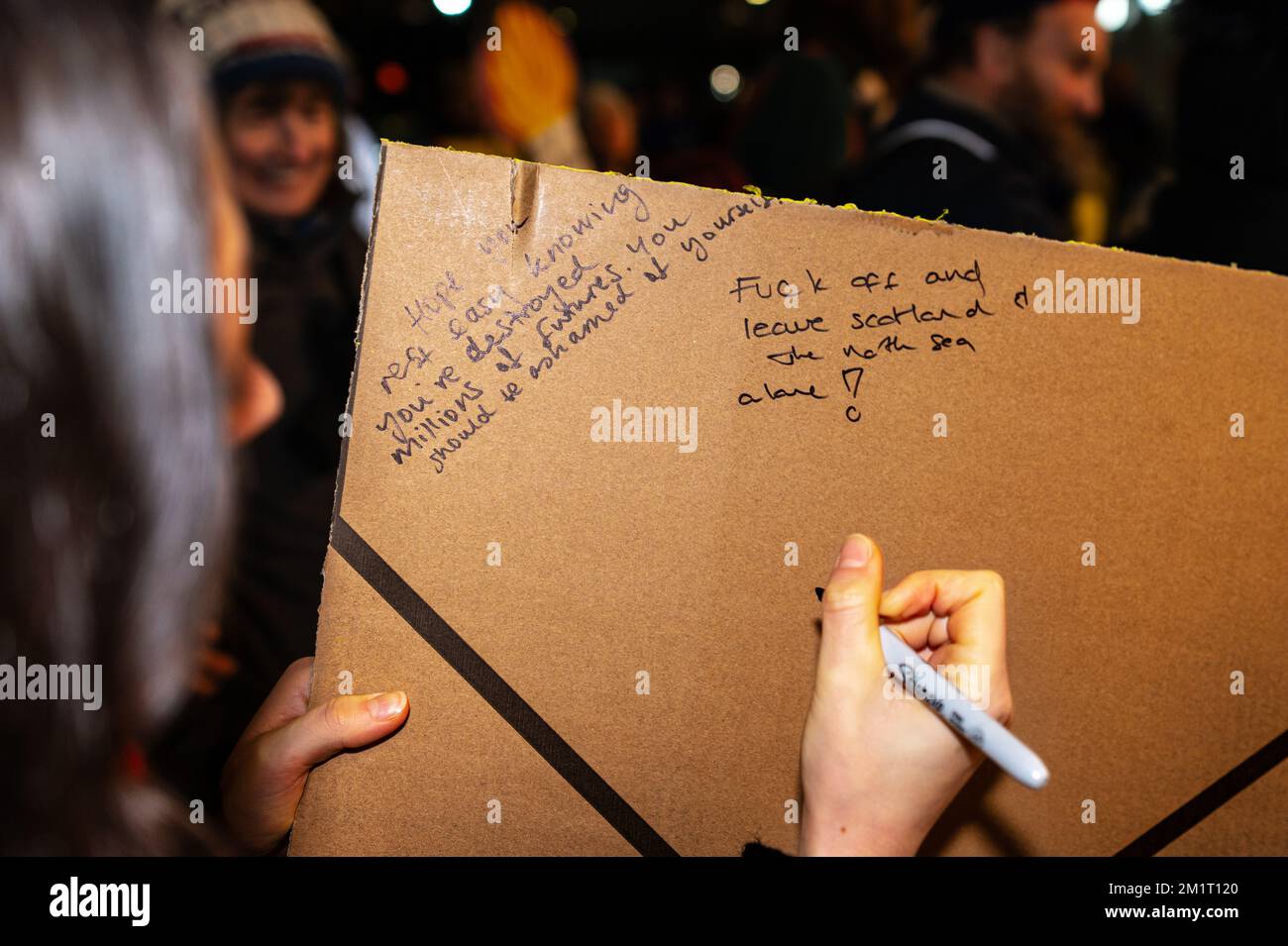 Londra, Regno Unito. 12 dicembre 2022. Gli attivisti del clima dimostrano al di fuori di Shell dove ha luogo il CEO ben van Beurden Leaving party Credit: Andrea Dom Foto Stock