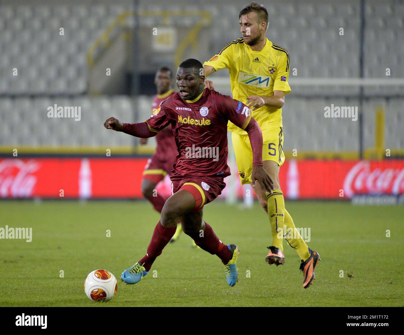 20131024 - BRUGGE, BELGIO: Essevee's Junior Malanda e Zeljko Filipovic di Maribor in azione durante la partita tra la squadra belga di calcio di prima divisione Zulte Waregem e il club sloveno NK Maribor, terzo giorno di incontro della fase di gruppo del torneo Europa League nel gruppo D, giovedì 24 ottobre 2013, a Brugge. FOTO DI BELGA ERIC LALMAND Foto Stock