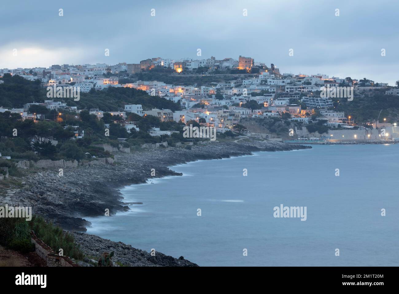 Vista verso nord lungo la costa rocciosa fino alla città di Castro sulla costa adriatica all'alba, Castro, Provincia di Lecce, Puglia, Italia, Europa Foto Stock