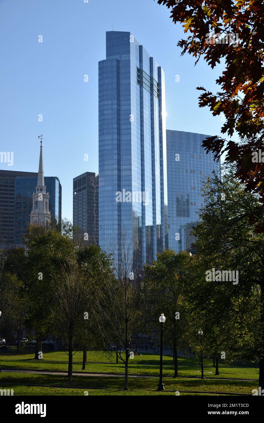 Millennium Tower e Park Street Church visti dal Boston Common Park, Boston, Massachusetts, USA Foto Stock