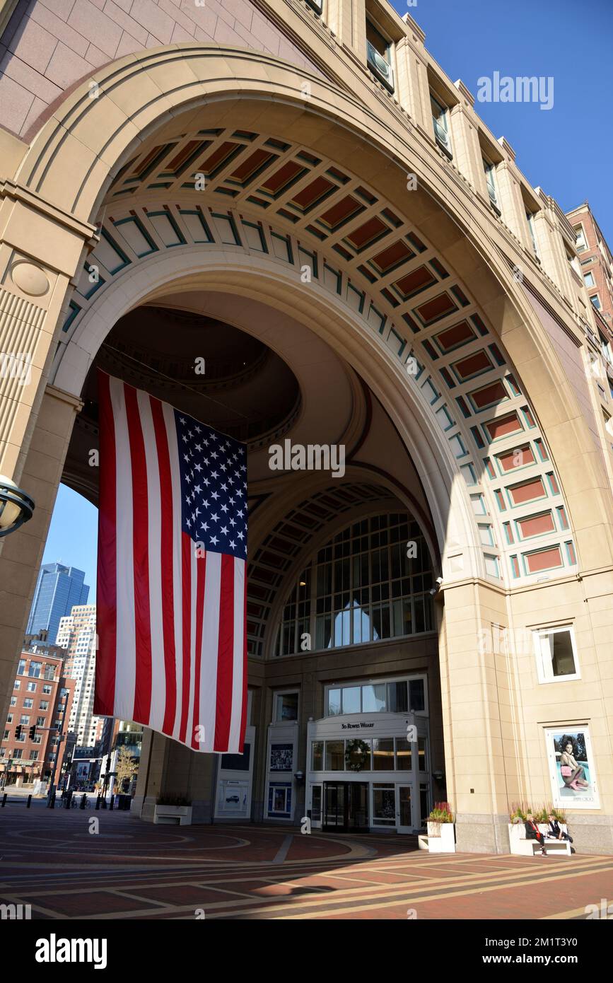 Bandiera degli Stati Uniti che sventola nell'Arco di Rowes Wharf, Financial District, Boston, Massachusetts, USA Foto Stock
