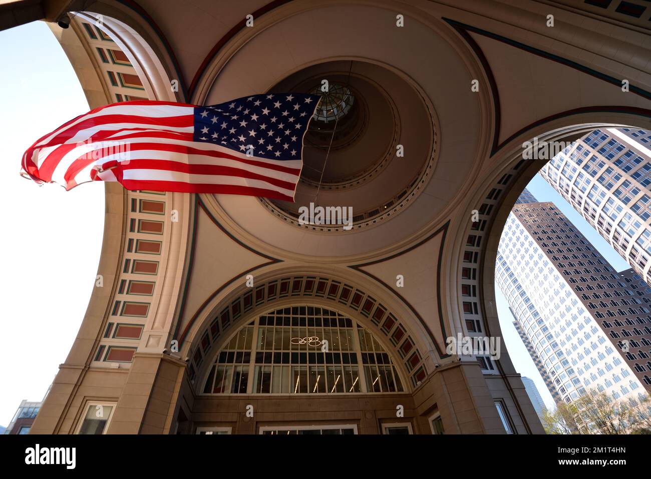 Bandiera degli Stati Uniti che sventola nell'Arco di Rowes Wharf, Financial District, Boston, Massachusetts, USA Foto Stock