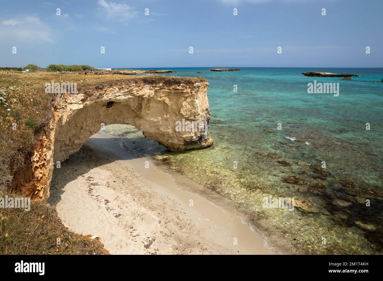 Arco naturale a Spiaggia dei Brigantini sulla costa adriatica, San Foca, nei pressi di Melendugno, provincia di Lecce, Puglia, Italia, Europa Foto Stock