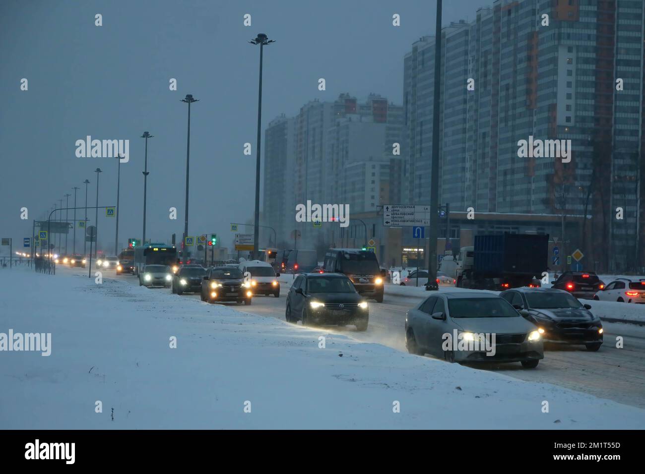 San Pietroburgo, Russia. 12th Dec, 2022. Le auto guidano sulla strada durante una forte nevicata e Blizzard portato dal ciclone Birgit a St. Pietroburgo. (Credit Image: © Konstantinov/SOPA Images via ZUMA Press wire) Foto Stock
