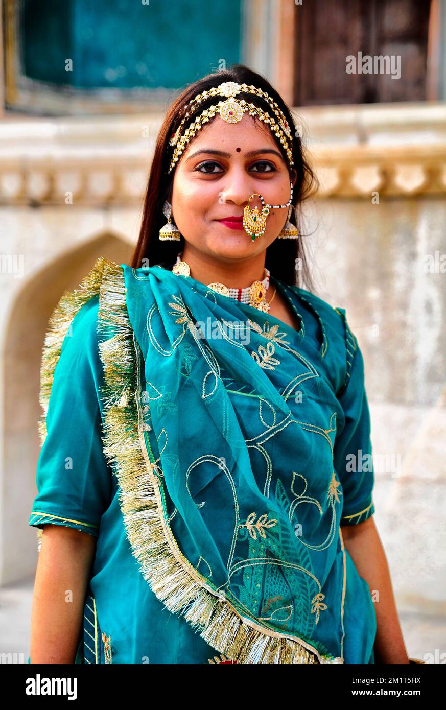 Donna che indossa abiti tipici indiani Foto stock - Alamy