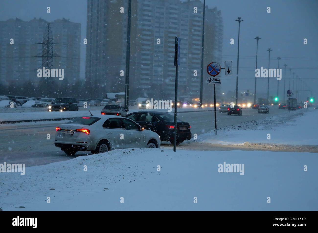 San Pietroburgo, Russia. 12th Dec, 2022. Le auto guidano sulla strada durante una forte nevicata e Blizzard portato dal ciclone Birgit a St. Pietroburgo. (Credit Image: © Konstantinov/SOPA Images via ZUMA Press wire) Foto Stock