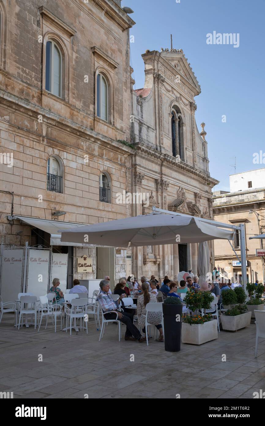 Chiesa di San Francesco d'Assisi con caffè in primo piano Foto Stock