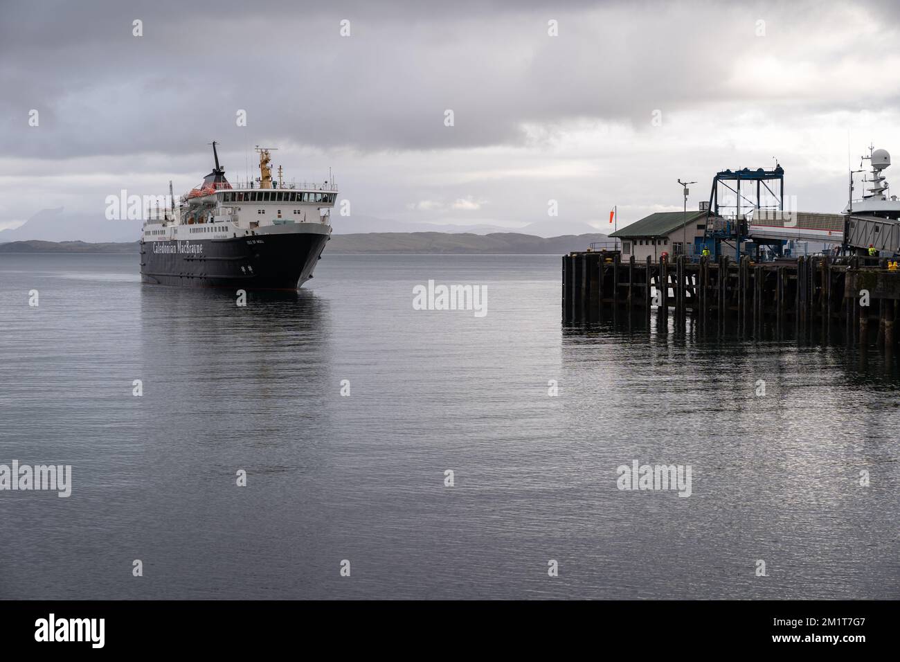 Un traghetto Caledonian MacBrayne (Calmac), l'isola MV di Mull, arrivando al porto di Craignure sull'isola di Mull, Scozia Foto Stock