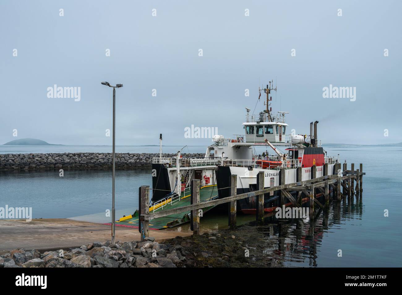 Un traghetto Caledonian MacBrayne (Calmac), il MV Loch Alainn, presso il porto dei traghetti di Eriskay nelle Ebridi esterne, Scozia Foto Stock
