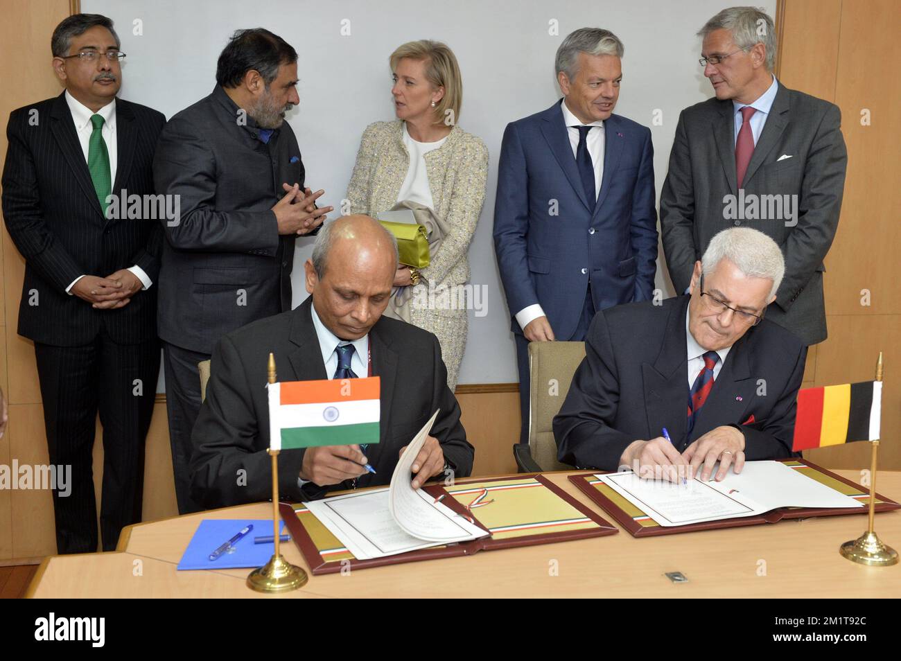 20131125 - NUOVA DELHI, INDIA: SIG. ANAND Sharma, ministro del Commercio e dell'industria, principessa belga Astrid, vice primo ministro e ministro degli Affari esteri Didier Reynders, ministro fiammingo-presidente Kris Peeters (back), segretario al Commercio Rao e presidente del Consiglio di Amministrazione, presidente del servizio pubblico federale (FPS) Economia, PMI, I lavoratori autonomi e l'energia raffigurati durante la firma di un MoU sul processo di Kimberley tra la direzione generale federale dell'economia del servizio pubblico e il Ministero del commercio e dell'industria, Dipartimento del commercio di Nuova Delhi, India, Foto Stock