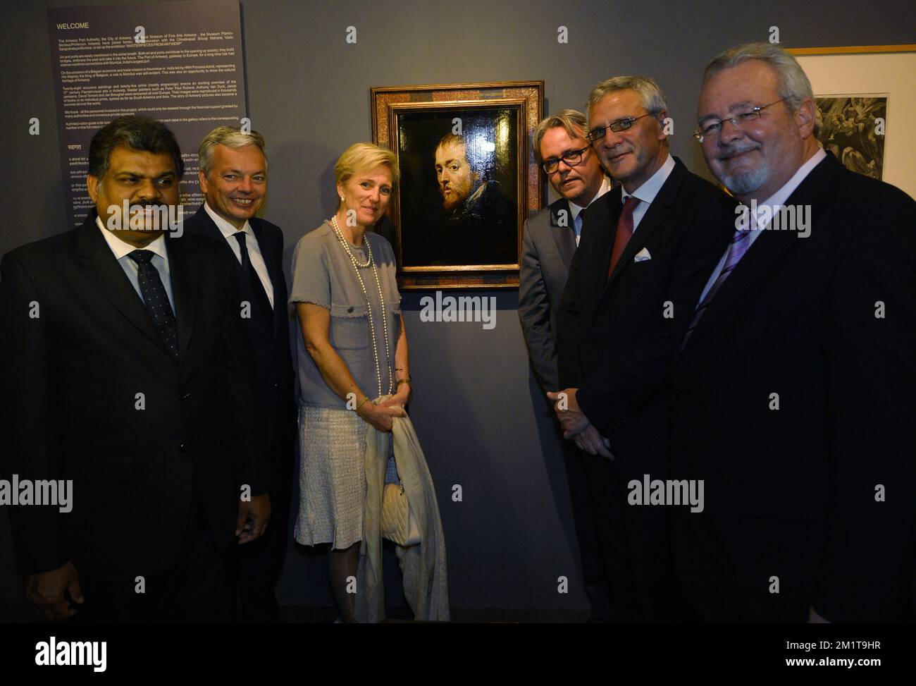 20131127 - MUMBAI, INDIA: THIRU Vasan, Ministro del trasporto marittimo, Vice primo Ministro e Ministro degli esteri Didier Reynders, Principessa Astrid del Belgio, Philip Heylen, Vice Sindaco di Anversa, il Ministro fiammingo Kris Peeters e il Presidente dell'autorità portuale di Anversa, Port Alderman, Vice-sindaco della città di Anversa Marc Van Peel posa per il fotografo di fronte ad un autoritratto di Peter Paul Rubens (1577-1640) durante la cerimonia di apertura della mostra capolavori fiamminghi da Anversa al Chhatrapati Shivaji Maharaj Vastu Shangrahalaya (ex Museo del Principe del Galles) a Mumbai, i Foto Stock