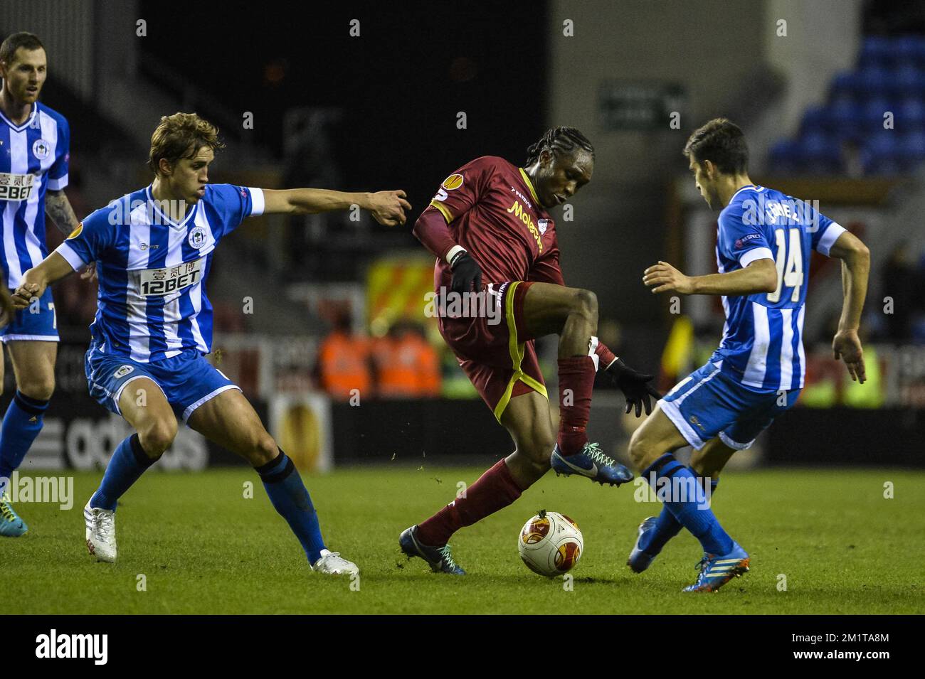 20131128 - WIGAN, REGNO UNITO: Wigan's Thomas Rogne, Essevee's Habib Habibou e Wigan's Jordi Gomez hanno mostrato durante una partita di calcio tra la squadra inglese Wigan Athletic F.C. e la squadra belga SV Zulte Waregem al DW Stadium di Wigan, Regno Unito, giovedì 28 novembre 2013, Il quinto giorno nella fase di gruppo del concorso Europa League, nel gruppo D. BELGA FOTO NICOLAS LAMBERT Foto Stock