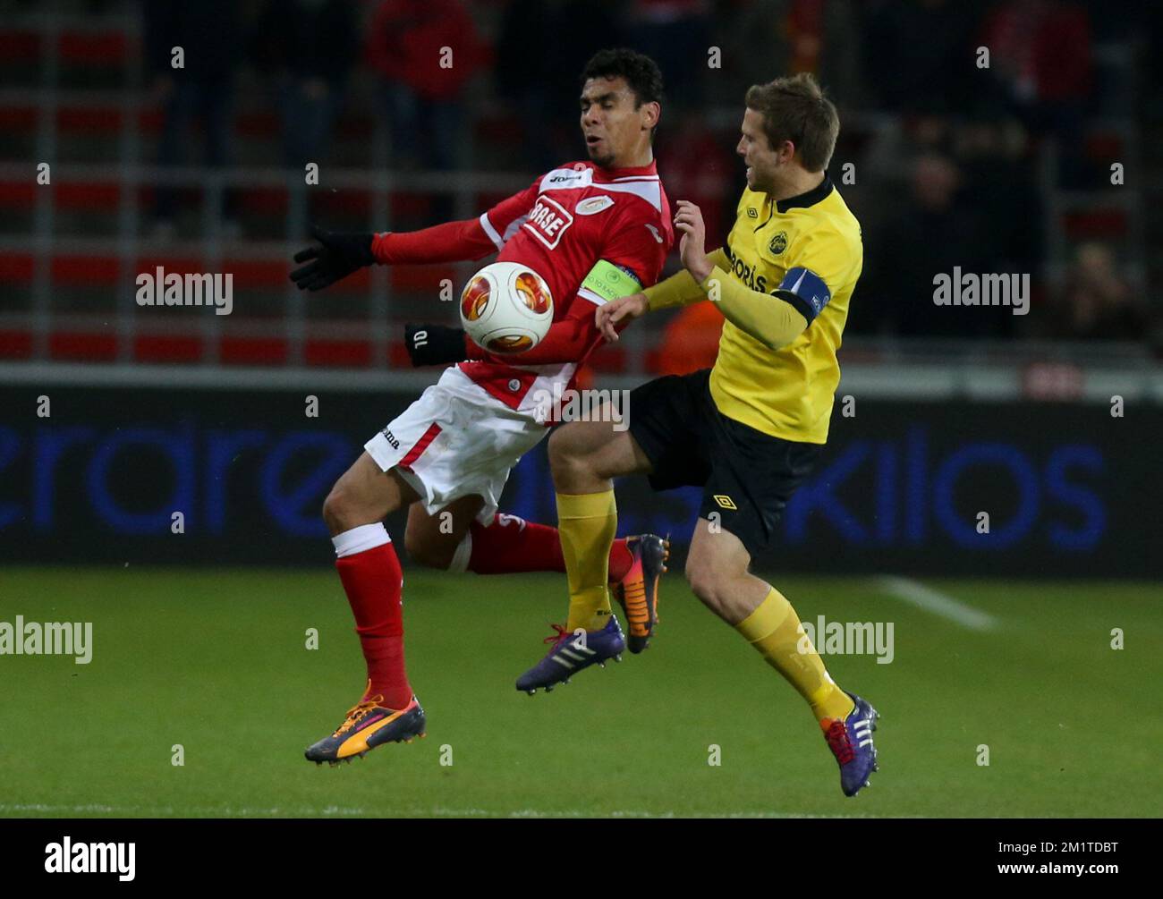 20131212 - LIEGE, BELGIO: Igor de Camargo di Standard e Anders Svensson di Elfsborg combattono per la palla durante una partita di calcio tra la squadra belga Standard de Liege e la svedese IF Elfsborg a Liegi, giovedì 12 dicembre 2013, il sesto e ultimo giorno della fase di gruppo del torneo Europa League. Standard è l'ultimo nel gruppo C con un punto in cinque partite. BELGA PHOTO VIRGINIE LEFOUR Foto Stock