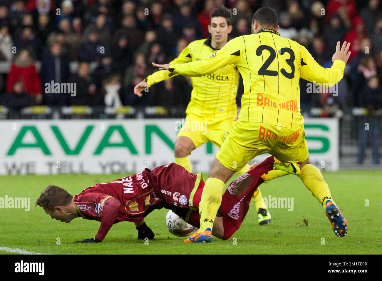 20131215 - WAREGEM, BELGIO: Jens Naessens di Essevee e Ahmed Samir Farag di Lierse combattono per la palla durante la partita della Jupiler Pro League tra Zulte Waregem e Lierse, a Waregem, domenica 15 dicembre 2013, il diciannovesimo giorno del campionato di calcio belga. BELGA FOTO KURT DESPLENTER Foto Stock