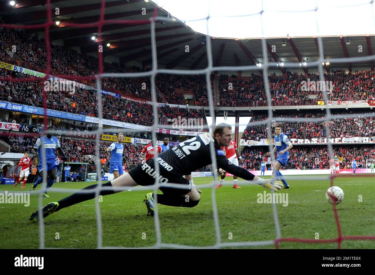 20131215 - LEUVEN, BELGIO: Il portiere di Genk Kristof Van Hout (davanti) raffigurato durante la partita di Jupiler Pro League tra Standard de Liege e KRC Genk, a Liegi, domenica 15 dicembre 2013, il diciannovesimo giorno del campionato di calcio belga. FOTO DI BELGA YORICK JANSENS Foto Stock